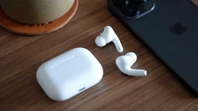 Một bên tai nghe AirPod không sạc được? Nguyên nhân và cách khắc phục